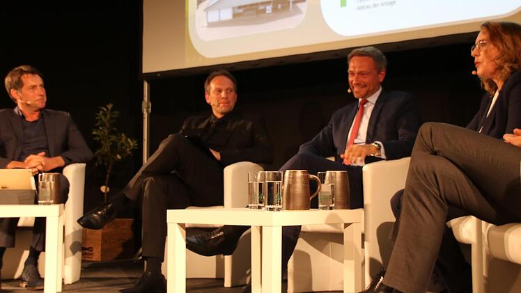An der Podiumsdiskussion nahmen   (von rechts) Claudia Kemfert vom  Deutschen Institut für Wirtschaftsforschung, FDP-Chef Christian Lindner und Firmeninhaber Mario Münch teil. Links Moderator Martin Klapheck. Foto: Alexander Hartmann