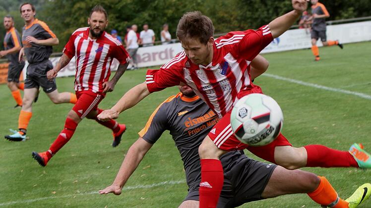 Der Limbacher Nicolaus Diem (vorne) kann bei seinem Sturmlauf nur durch ein Foul seines Knetzgauer Kontrahenten Guiseppe Vangelista gestoppt werden.  Fotos: Günther Geiling