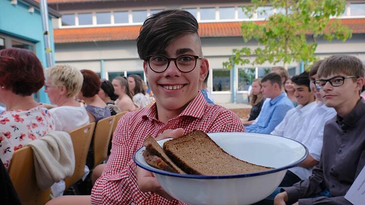 Die jetzt anzutretende Reise in die neue Welt der Arbeit habe oft Schwarzbrot zu bieten. Das wurde dann auch verteilt.Gerd Schaar