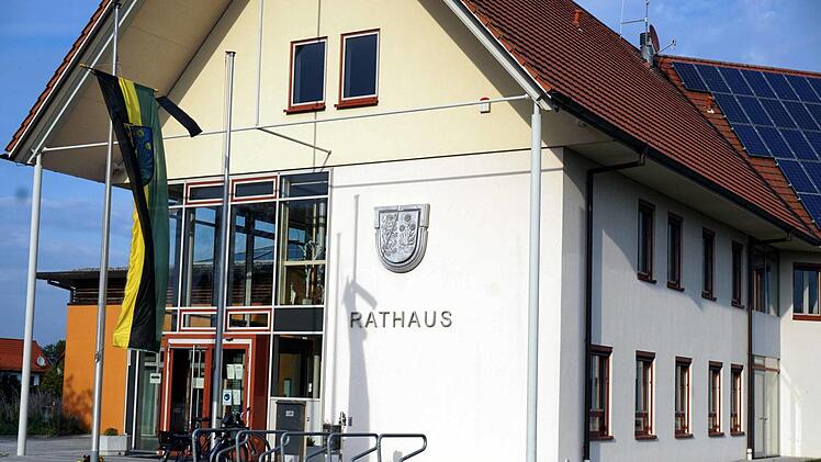 Das Weisendorfer Rathaus trägt Trauer. Foto: Richard Sänger