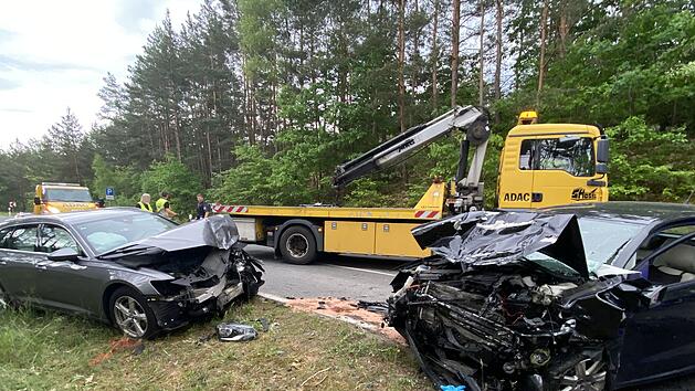 Schwerer Unfall bei Schwaig: Drei Verletzte bei Frontalcrash - Hubschrauber im Einsatz