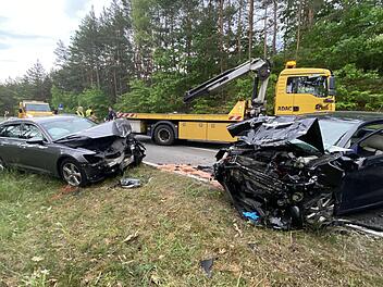 Schwerer Unfall bei Schwaig: Drei Verletzte bei Frontalcrash - Hubschrauber im Einsatz