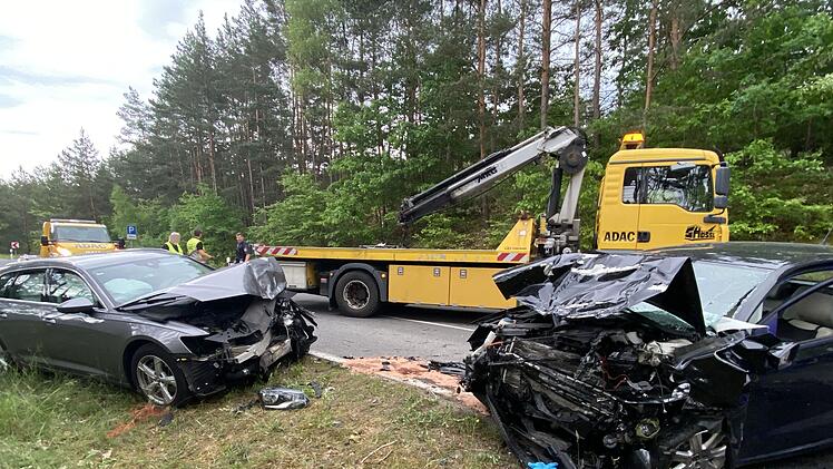 Schwerer Unfall bei Schwaig: Drei Verletzte bei Frontalcrash - Hubschrauber im Einsatz