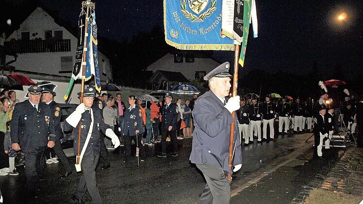 Die Bezirks- sowie die Kreisstandarte waren zusammen mit stellvertretendem BKV Präsidenten und Bezirks- und Kreisvorsitzendem Gottfried Betz (links) und seiner Kreisvorstandschaft dabei.
