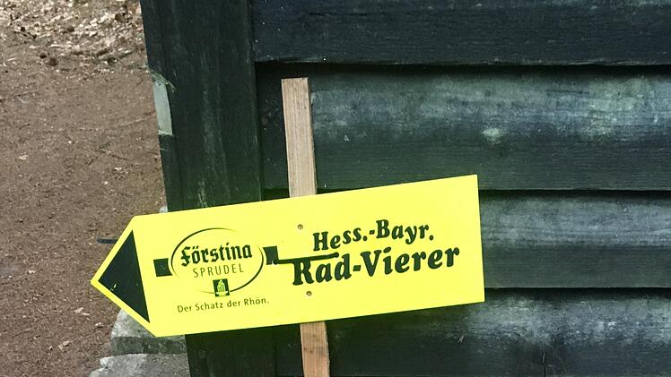 Über 1000 Wegschilder werden für die Teilnehmer und Teilnehmerinnen des   "Hessisch-Bayrischen Rad-Vierers" in Kothen aufgestellt. Foto: Petra Heurich