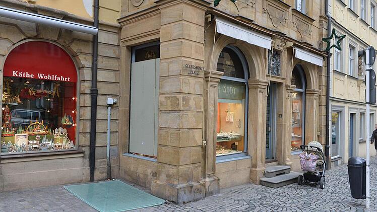 Das Panzerglas am seitlichen Schaufenster wurde ausgehebelt.