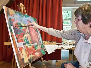 Gerda Poiger hat eine Häusergruppe in der Nähe des Neustadter Friedhofs mit Ölfarben auf die Leinwand gebannt. Fotos: Jochen Berger