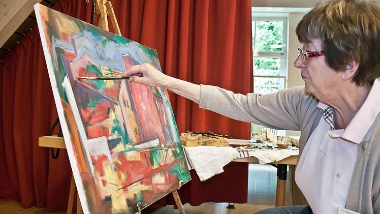 Gerda Poiger hat eine Häusergruppe in der Nähe des Neustadter Friedhofs mit Ölfarben auf die Leinwand gebannt. Fotos: Jochen Berger