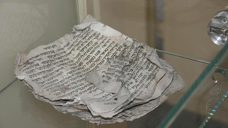 Auch alte Bücher und Schriftstücke wurden gefunden. Foto: Daniela Röllinger