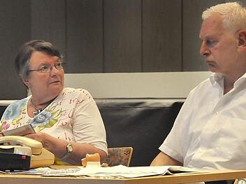 Wie ein altes Ehepaar: Gertrud Kutzberger und Dieter Fraunholz von der Nürnberger Oldiekiste spielten typische Situationen nach. Foto: Peter Klopf