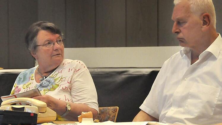Wie ein altes Ehepaar: Gertrud Kutzberger und Dieter Fraunholz von der Nürnberger Oldiekiste spielten typische Situationen nach. Foto: Peter Klopf