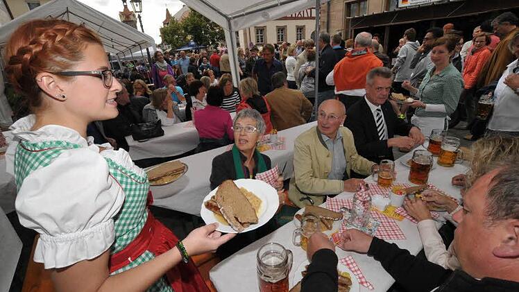 Altbürgermeister Hans Lang (r.) und seine Frau Helga lassen sich das Essen zum Auftakt des Altstadtfests schmecken.