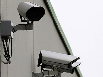Wenn es nach der FDP geht, sollen verschiedene öffentliche Anlagen in der Stadt Kulmbach zum Schutz gegen Vandalismus per Video überwacht werden. Foto: dpa/Archiv