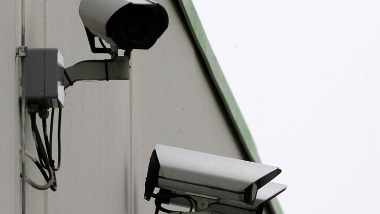 Wenn es nach der FDP geht, sollen verschiedene öffentliche Anlagen in der Stadt Kulmbach zum Schutz gegen Vandalismus per Video überwacht werden. Foto: dpa/Archiv