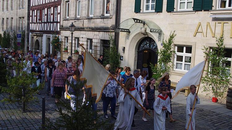 Bei der Schwedenprozession führten die Frauen den Zug an.  Foto: Heike Schülein