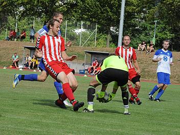Dichtgehalten: Ohne Gegentor blieb der FC 06 im Kreisderby. Hier packt Kissingens Keeper Florian Rottenberger beherzt zu vor dem Rannunger Michael Röder (links). Foto: Hopf