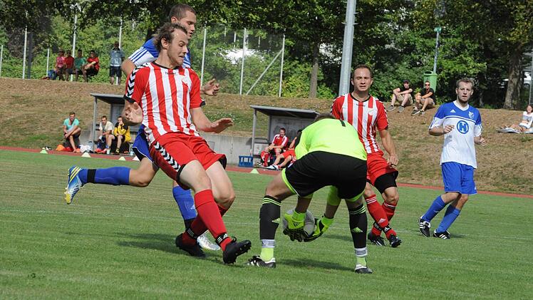 Dichtgehalten: Ohne Gegentor blieb der FC 06 im Kreisderby. Hier packt Kissingens Keeper Florian Rottenberger beherzt zu vor dem Rannunger Michael Röder (links). Foto: Hopf