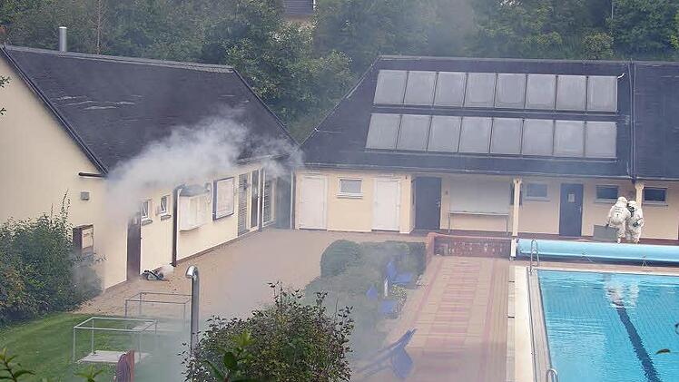 Qualm über dem Freibadgelände: Dieses Szenario empfing die Rettungskräfte. Foto: Klaus Oelzner