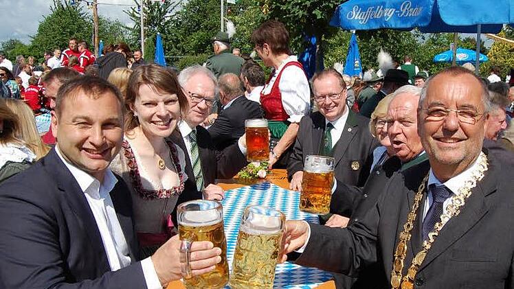 Frühschoppen auf dem Festplatz mit (v.l.) MdL Jürgen Baumgärtner (CSU), MdB Emmi Zeulner (CSU), Stadtrat Ottmar Kerner (CSU), Gauschützenmeister Klaus Jentsch, Stellvertretendem Landrat Helmut Fischer (CSU) und Bürgermeister Jürgen Kohmann (CSU). Foto: Andreas Welz