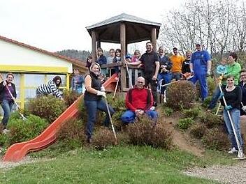 Die große Helferschar in den Außenanlagen der Ludwigschorgaster Kindertagesstätte St. Elisabeth Foto: Klaus-Peter Wulf