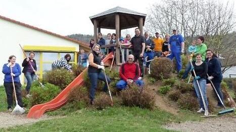 Die große Helferschar in den Außenanlagen der Ludwigschorgaster Kindertagesstätte St. Elisabeth Foto: Klaus-Peter Wulf