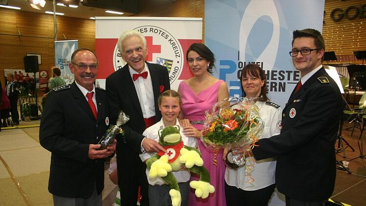 Dank  für ein ausgewöhnliches Konzert sagten Bereitschaftsleiter Udo Hoppe, Lena Schüppler, Yvonne Schüppler (stellvertrende  Bereitschaftsleiterin) und Initiator Marcel Thein an Professor Johann Mösenbichler und Kerstin Eder.Martin Rebhan