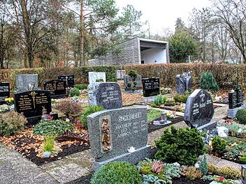 Die Wege sollen saniert werden, die Gehölze erneuert, das Kriegerdenkmal umgestaltet - nur ein paar Punkte auf der Liste der Überarbeitung des Weichtunger Friedhofs. Die Landschaftsarchitektin Miriam Glanz hat viele Ideen. Foto: Dieter Britz