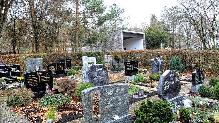 Die Wege sollen saniert werden, die Gehölze erneuert, das Kriegerdenkmal umgestaltet - nur ein paar Punkte auf der Liste der Überarbeitung des Weichtunger Friedhofs. Die Landschaftsarchitektin Miriam Glanz hat viele Ideen. Foto: Dieter Britz