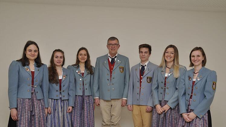Mit der Ehrennadel des NBMB als aktive Musiker wurden ausgezeichnet (von links): Johanna Koch, Sara Gundalach, Christina Koch, Peter Benkert, Julian Göb (10 Jahre), Laura Kuhn und Stefanie Bier (20 Jahre). Foto: Peter Klopf