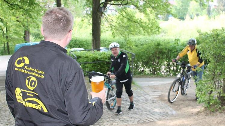 In Buttenheim musste eine Bergankunft zur Schenke bewältigt werden, Sven Siegel empfing die Nachzügler bereits mit flüssiger Nahrung.
