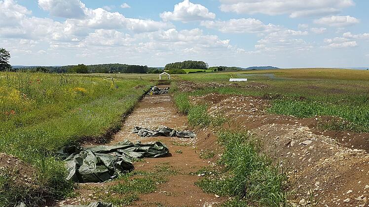 Das Ausgrabungsfeld bei Görau. Die Pfosten- und Vorratsgruben, die freigelegt worden sind, sind mit Planen bedeckt. Foto: Alexander Hartmann