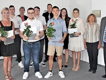 Sie sind stolz auf ihre Fach-Reiferzeugnis: die Schüler, die im wirtschaftlichen Zweig ihr Fachabitur mit Erfolg abschlossen. Mit im Bild: Standortleiter Fabian Lauterkorn und der weitere stellvertretende Landrat Bernd Steger.