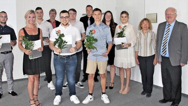 Sie sind stolz auf ihre Fach-Reiferzeugnis: die Schüler, die im wirtschaftlichen Zweig ihr Fachabitur mit Erfolg abschlossen. Mit im Bild: Standortleiter Fabian Lauterkorn und der weitere stellvertretende Landrat Bernd Steger.