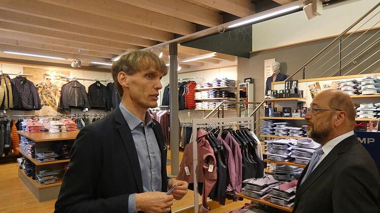 "Das Weihnachtsgeschäft ist nicht kompensierbar", sagt Manfred Schweiger (links), der zwei Fachgeschäfte für Herren- und Damenmode in der Haßfurter Altstadt betreibt. Zum Bild: Bei einer Veranstaltung besuchte im Mai 2019 auch der ehemalige SPD-Kanzlerkandidat Martin Schulz (rechts) das Ladenlokal und sprach mit dem Geschäftsinhaber über die Lage des Einzelhandels.