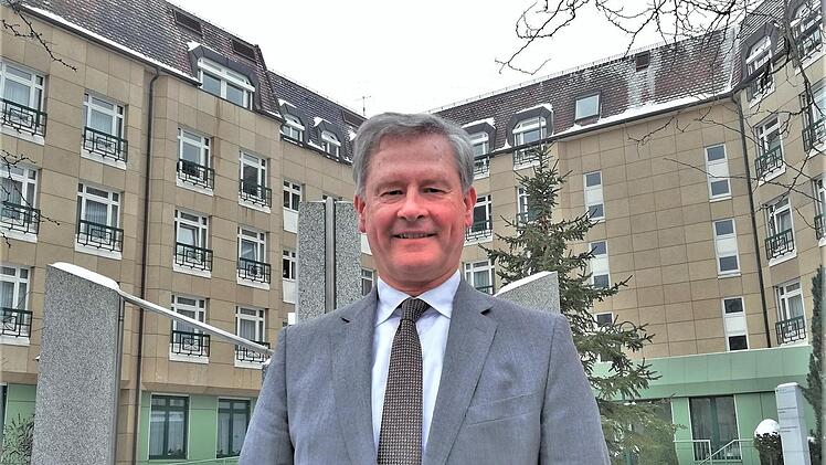 Der Mediziner Dr. Wolfram Franke (65) vor der DRV-Klinik Rhön kurz vor seinem Wechsel in den Ruhestand