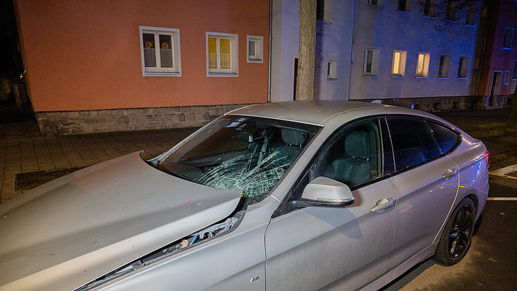 Auto kollidiert mit Mensch: Person noch an der Unfallstelle verstorben