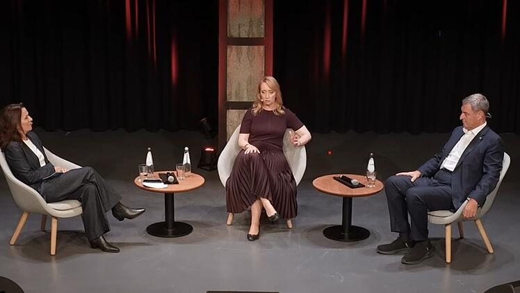 Im Podcast "Politik mit Anne Will" hie&szlig; die Gastgeberin (links) die Journalistin Melanie Amann und den bayrischen Ministerpr&auml;sidenten Markus S&ouml;der willkommen.