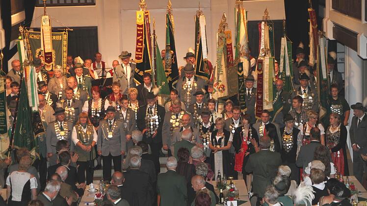 Stolz präsentierten sich die Majestäten, Könige und Fahnenabordnungen