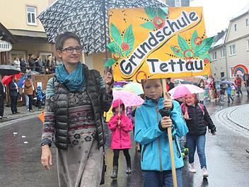 Die Grundschüler aus Tettau waren sogar am Sonntag im Einsatz - für die 500-Jahr-Feier ihres Ortes. Fotos: Veronika Schadeck