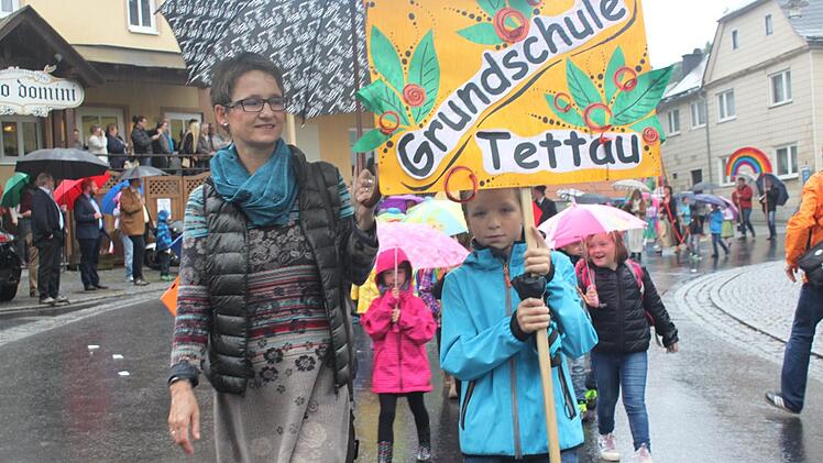 Die Grundschüler aus Tettau waren sogar am Sonntag im Einsatz - für die 500-Jahr-Feier ihres Ortes. Fotos: Veronika Schadeck