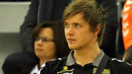 Der verletzte Philipp Barsties schaut zu.