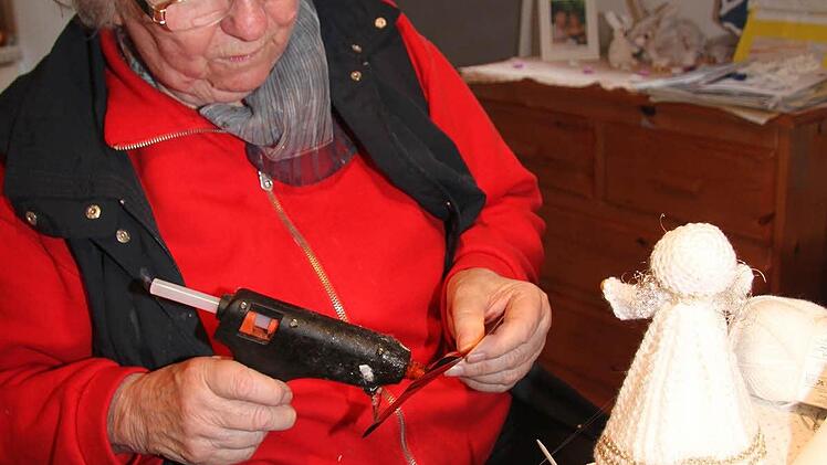 Wenn die Flügel aufgeklebt werden, ist der Engel fast fertig. Inge Erhardt denkt sich immer neue Verzierungen aus. Foto: Sonja Adam
