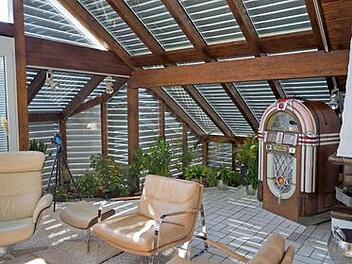 Alurollläden eignen sich für jede Dachneigung, Dach- und Fensterform.  Fotos: rollladen.de