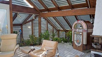 Alurollläden eignen sich für jede Dachneigung, Dach- und Fensterform.  Fotos: rollladen.de