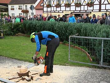 Was auch immer vorgeführt wurde: An Publikum mangelte es beim Dorfjubiläum nicht. Foto: Werner BaierWas auch immer vorgeführt wurde: An Publikum mangelte es beim Dorfjubiläum nicht. Foto: Werner Baier