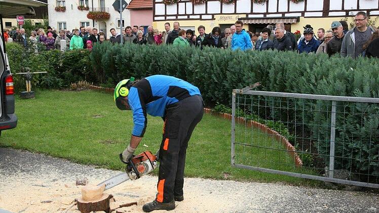 Was auch immer vorgeführt wurde: An Publikum mangelte es beim Dorfjubiläum nicht. Foto: Werner BaierWas auch immer vorgeführt wurde: An Publikum mangelte es beim Dorfjubiläum nicht. Foto: Werner Baier