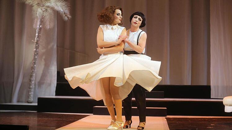 Szene aus "Ball im Savoy" am Landestheater CoburgFoto: Henning Rosenbusch