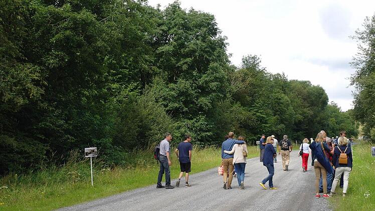 Über 100 Rothenrainer und ihre Familien flanierten durch die ehemalige Dorfstelle Rothenrain. Foto: Stephanie Elm
