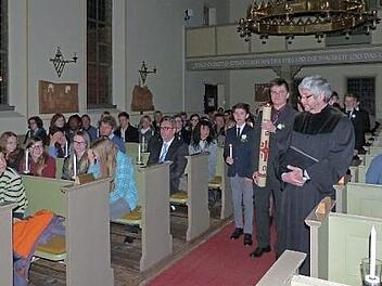 Mit der Osterkerze zogen Pfarrer Stefan Schleicher und die Konfirmanden in die Neuenmarkter Christuskirche ein. Foto: Werner Reißaus