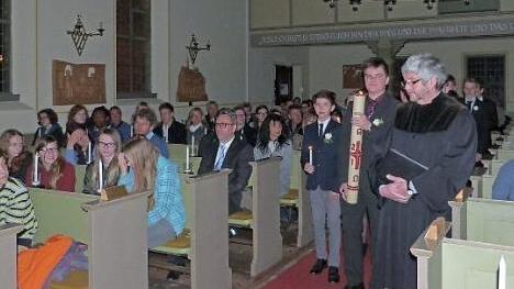 Mit der Osterkerze zogen Pfarrer Stefan Schleicher und die Konfirmanden in die Neuenmarkter Christuskirche ein. Foto: Werner Reißaus